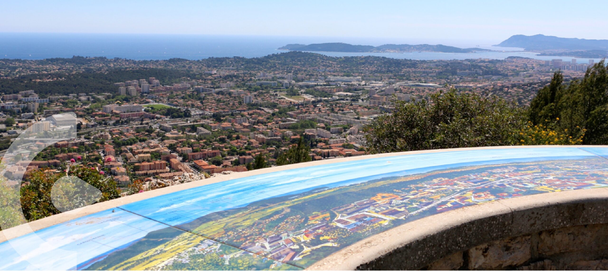Vue Panoramique de Toulon en haut du faron avec table d’orientation avec le logo du groupe GAS